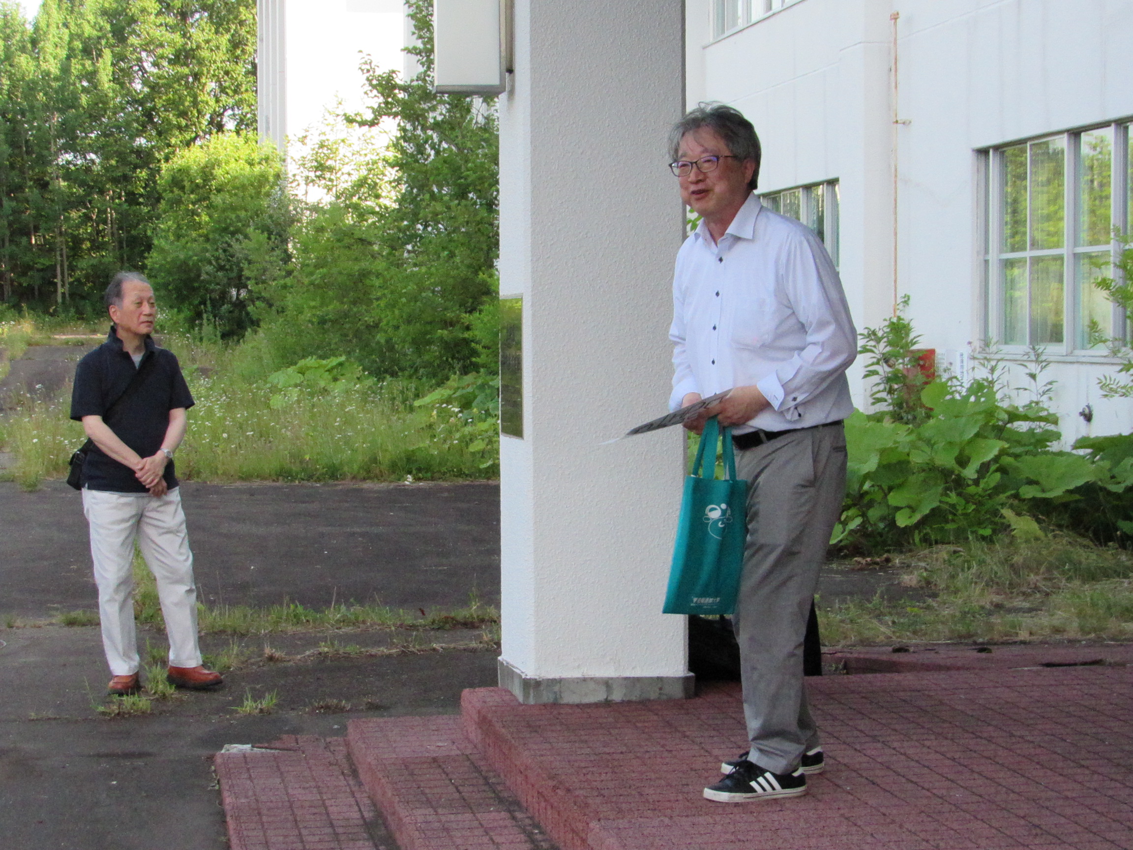 建物へ入るにあたり説明をする酒井副学長