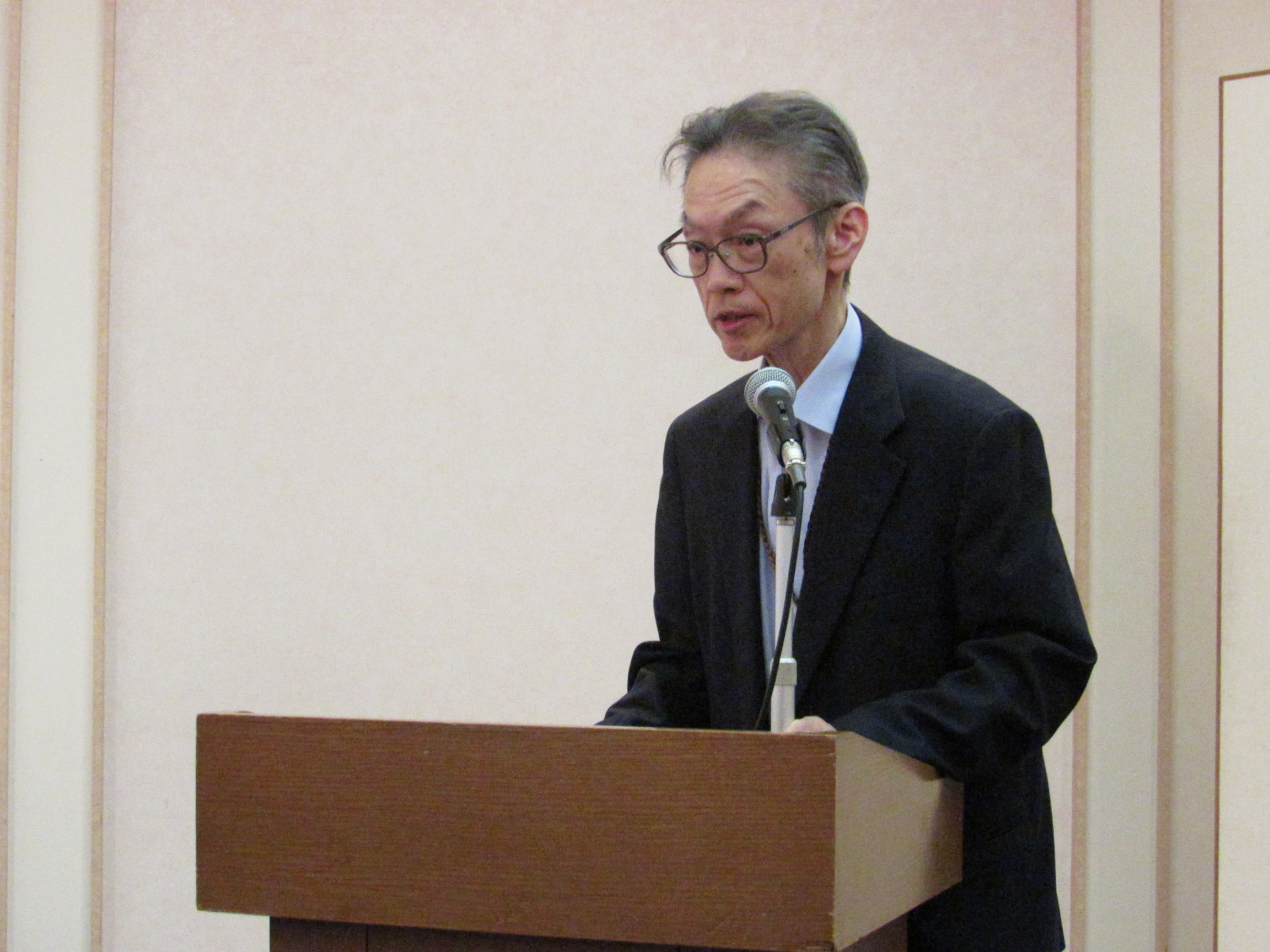 司会　佐藤善太郎　同窓会副会長・建築学科教授